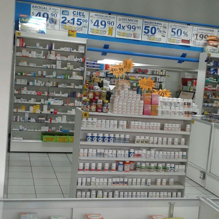 Anaqueles de medicamentos de piso a techo en una sucursal