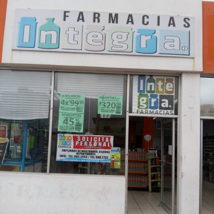 Entrada de sucursal con el letrero de Farmacias Integra y promociones en el aparador