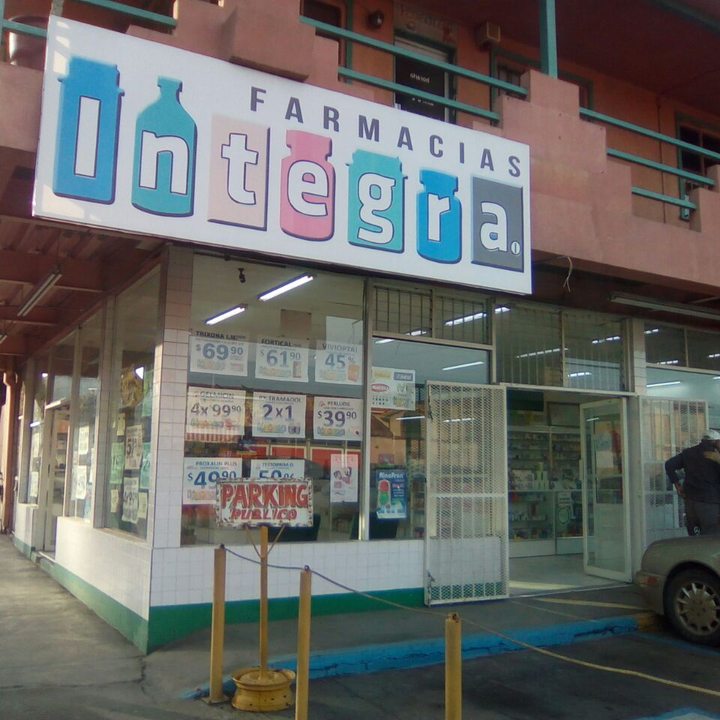 Sucursal en esquina con estacionamiento frente a la farmacia