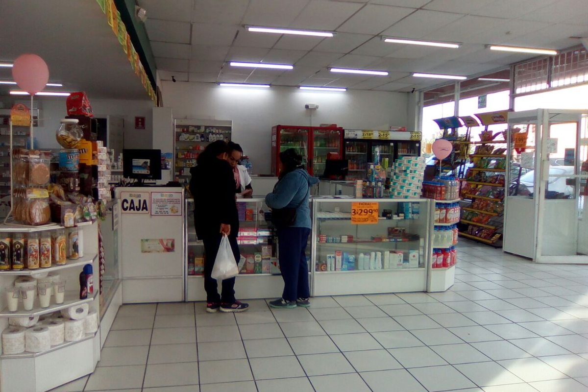 Clientes atendidos en el mostrador y la caja de una sucursal