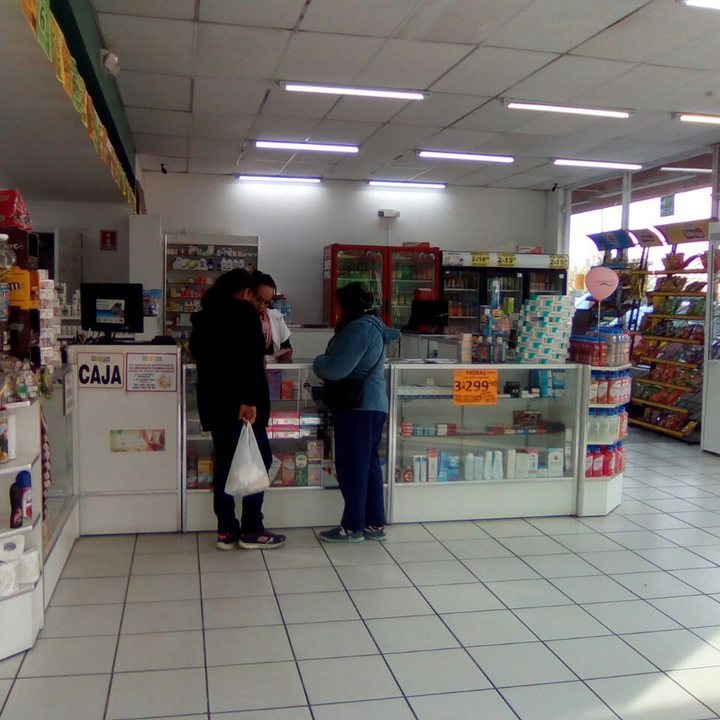 Clientes atendidos en el mostrador y la caja de una sucursal