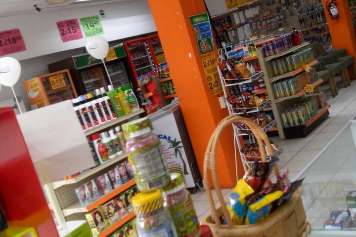 Anaqueles de productos de temporada y canastas de regalo en sucursal