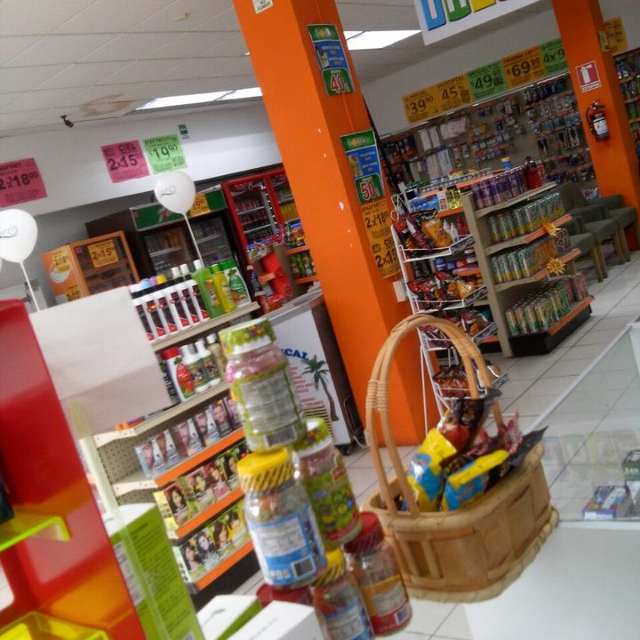 Anaqueles de productos de temporada y canastas de regalo en sucursal