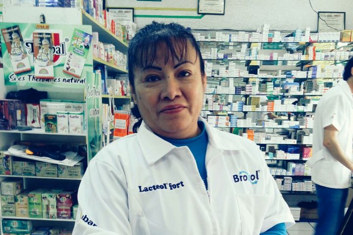 Colaboradora de Farmacias Integra en la caja de la sucursal