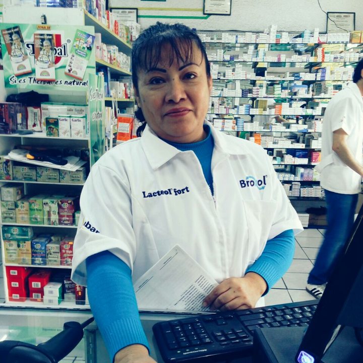 Colaboradora de Farmacias Integra en la caja de la sucursal
